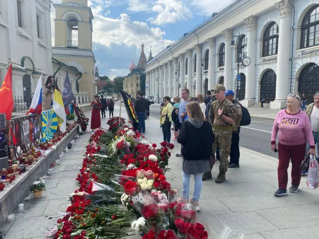 Стихийный мемориал Евгению Пригожину в центре Москвы