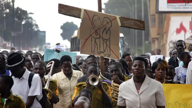 Ndị na-eme ngagharịiwe megide nwoke idina ibe ya n'Uganda n'afọ 2014