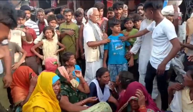 प्रयागराज में छात्र के परिजनों का विरोध प्रदर्शन