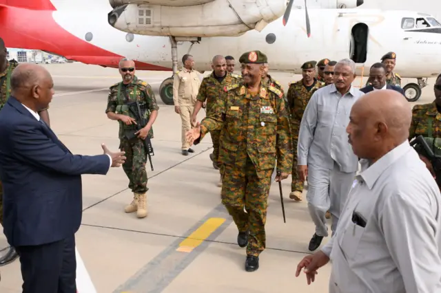 رئيس مجلس السيادة في السودان عبد الفتاح البرهان، في مطار بورتسودان الدولي