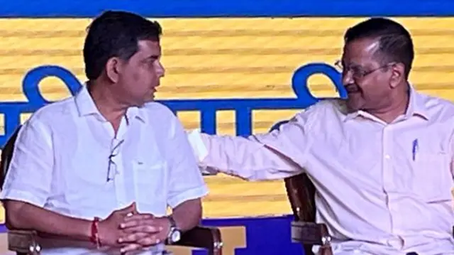 अरविंद केजरीवाल के साथ अमित पालेकर