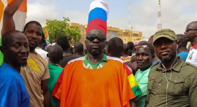 Otu onye na-akwado mweghara ọchịchị a yi uwe na-egosi agwa ọkọlọtọ mba Russia n'oge igwe ndị mmadụ mere ngagharị udo na Niamey n'ụbọchị Tọọzde