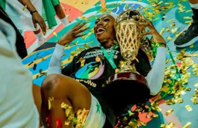 Aworan ọmọ ikọ D'Tigress pẹlu ife ẹyẹ
