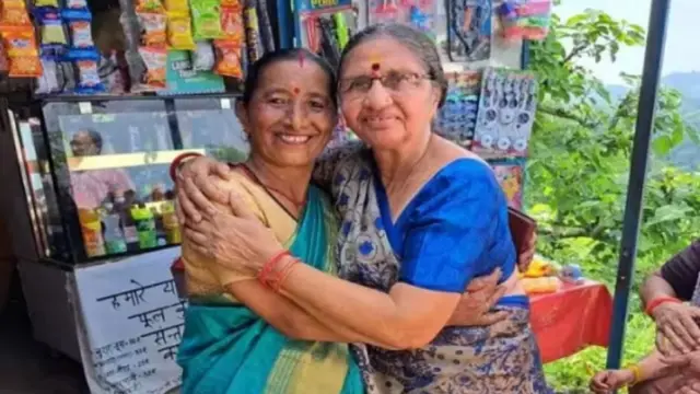 सीएम योगी की बहन के साथ पीएम नरेंद्र मोदी की बहन