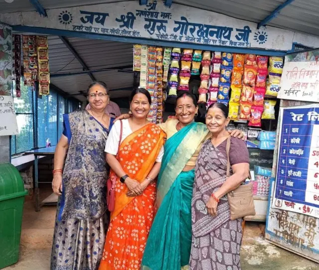 सीएम योगी की बहन के साथ पीएम नरेंद्र मोदी की बहन