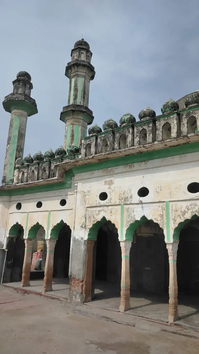 रोहतक के आंवल गांव की मस्जिद-ए-मिदा, जहां शुक्रवार रात पत्थर फेंके गए