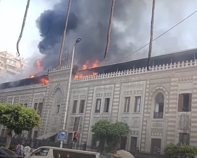 المبنى عند اندلاع النيران