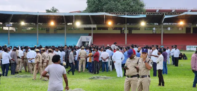 LB stadium దగ్గర జనం