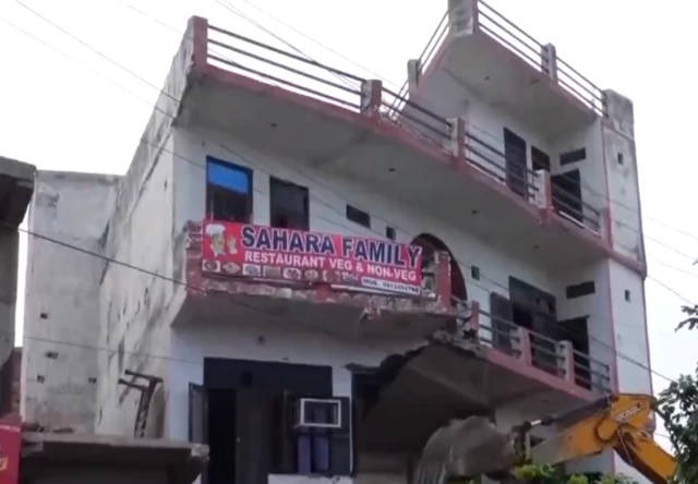 नूंह हिंसा: होटल पर पत्थरबाजी का आरोप, प्रशासन ने चलाया बुलडोजर