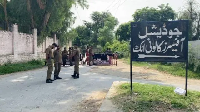 अटक जेल के बाहर कड़ी सुरक्षा व्यवस्था का दृश्य