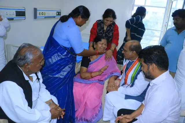 గద్దర్ కుటుంబ సభ్యులను ఓదార్చుతున్న కాంగ్రెస్ నేతలు