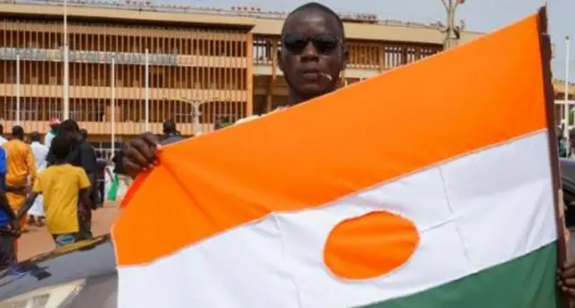 Ụfọdụ ndị na Niger na-efezi ọkọlọtọ mba Russia dịka ha na-ekwu na ha chọghịzị nkwado mba France bụ mba chịbụrụ ha n'oge gara aga.