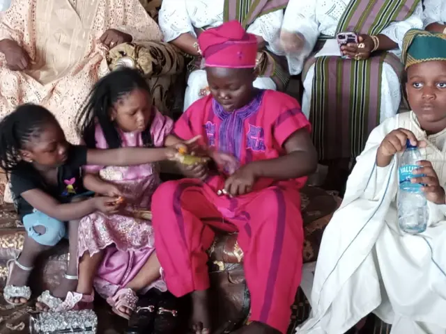 Awọn ọmọde nibi ayẹyẹ naa