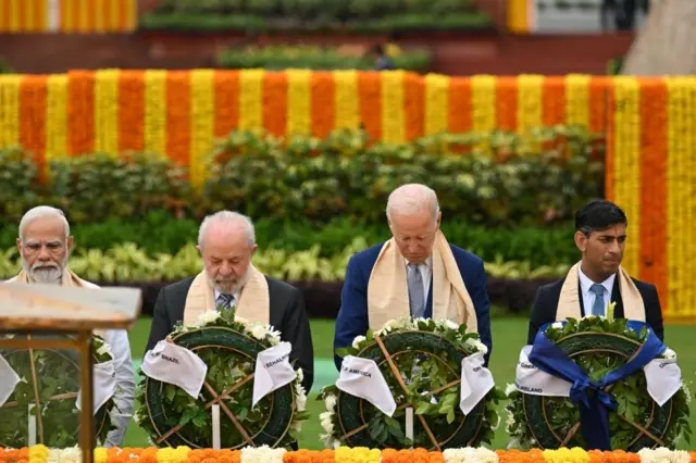 महात्मा गांधी की समाधि राजघाट पर राष्ट्राध्यक्षों ने दी श्रद्धांजलि
