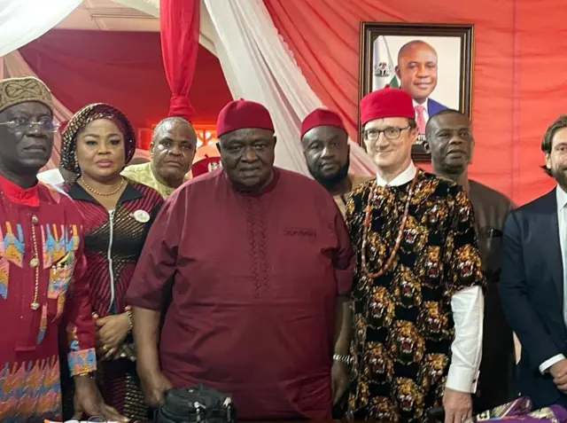 Onye nnọchiteanya mba UK bụ Peter Montgomery nakwa onyeisi Ohaneze Ndigbo bụ Emmanuel Iwuanyanwu