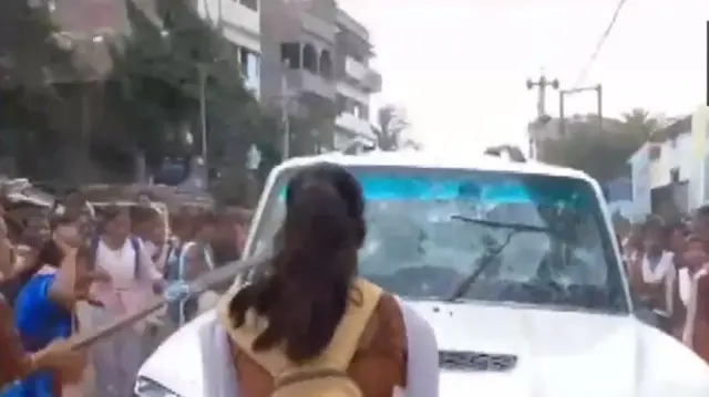 बिहार के वैशाली ज़िले में कुछ स्कूली छात्राओं ने एक प्रशासनिक गाड़ी पर पत्थरों और लाठी-डंडों से हमला करके विरोध प्रदर्शन किया है.