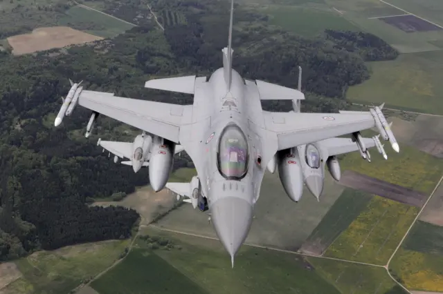 F-16 во время учений в Литве