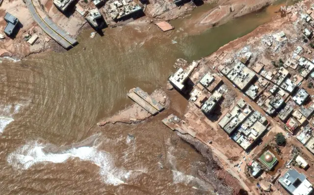 صورة قمر صناعي تظهر دمار الطرقات التي جرفتها الفيضانات في درنة