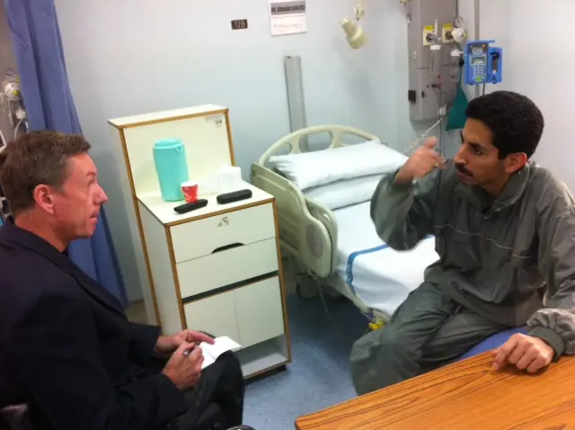 الناشط الحقوقي المسجون عبد الهادي الخواجة خلال إضرابه عن الطعام (يميناً) يتحدث لمراسل بي بي سي (يساراً) في عام 2012