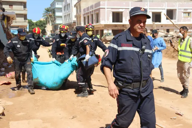 انتشال بعض الجثث