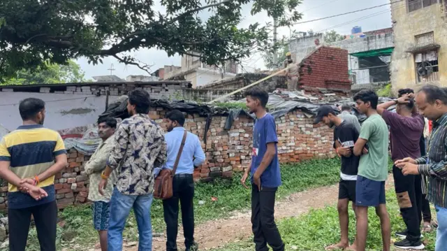 रेलवे कालोनी में घर की छत गिरी