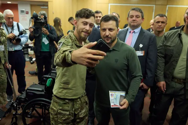 В Нью-Йорке Зеленский встретился с украинскими ранеными украинскими военными