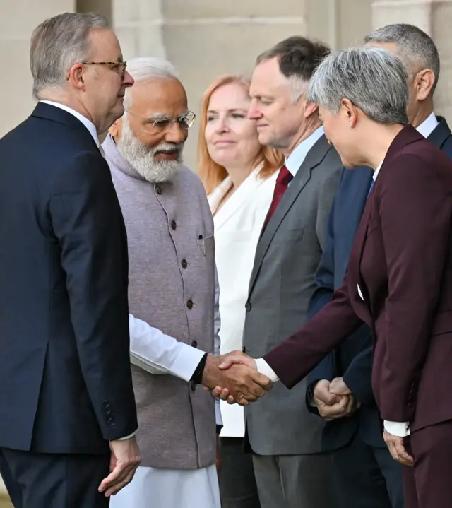 ऑस्ट्रेलिया की विदेश मंत्री पीएम मोदी के साथ हाथ मिलाती हुईं, साथ में ऑस्ट्रेलिया के प्रधानमंत्री (फाइल फोटो)