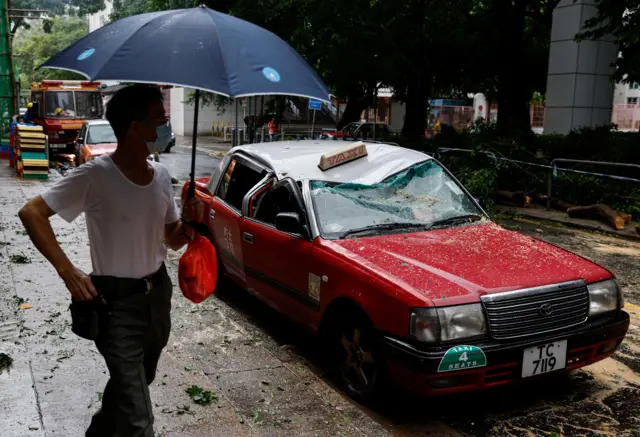 سيارة أجرة تضررت من الأشجار المتساقطة في أعقاب إعصار ساولا في هونغ كونغ ، الصين في 2 سبتمبر 2023