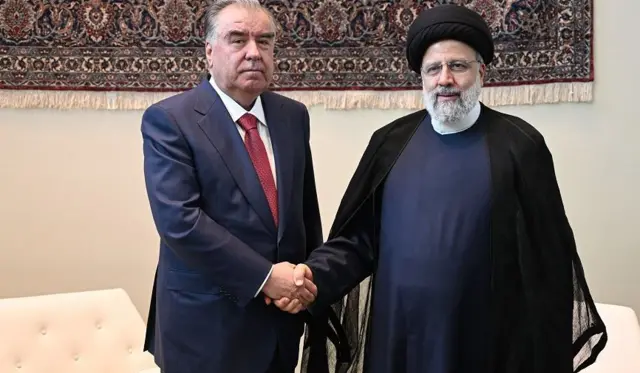 امامعلی رحمان، رئیس جمهوری تاجیکستان با ابراهیم رئیسی