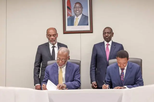 Rais Ruto na Waziri Mkuu wa Haiti Ariel Henry wakishuhudia utiaji saini wa mkataba huo katika Misheni ya Kenya huko New York, Marekani