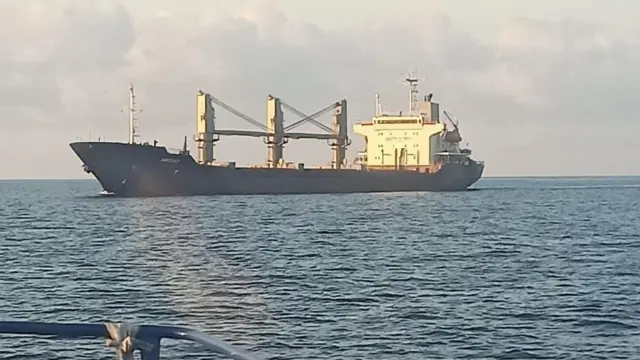 Aroyat покидает одесский порт «Черноморск» на рассвете 22 сентября