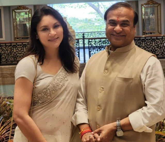 हिमंत बिस्वा सरमा के साथ उनकी पत्नी रिनिका