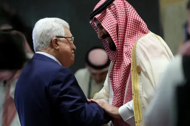 Dhaxal sugaha Sucuudiga Maxamed Bin Salman oo salaamaya madaxweynaha Falastiin Maxamuud Cabbaa