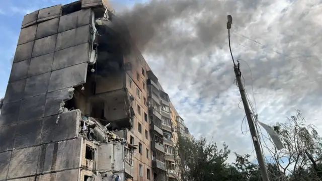 Разрушенный российским ракетным ударом жилой дом в Кривом Роге