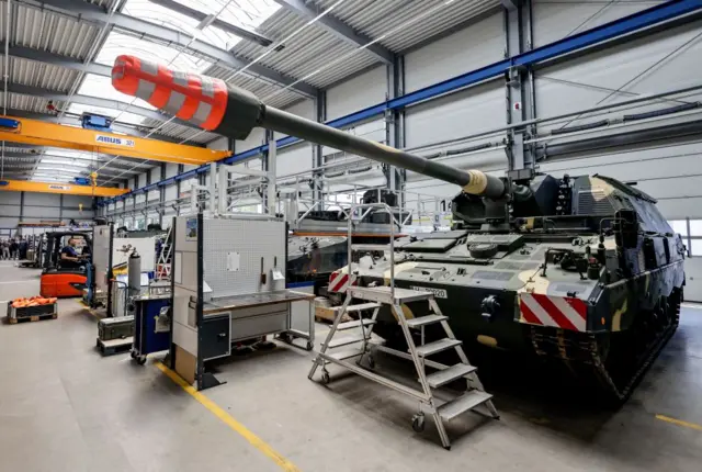 Panzerhaubitze 2000 на одной из фабрик концерна Rheinmetall