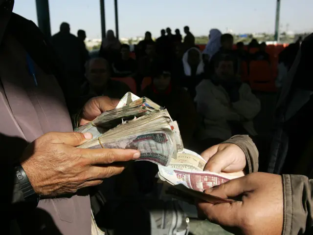 حزمة من الجنيهات المصرية