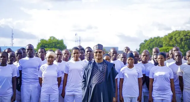 Gọvanọ Uba Sani nke Kaduna steeti na ndị ọrụ nche ọhụrụ o were n'ọrụ