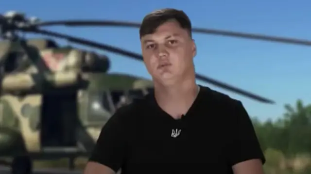 Летчик на фоне вертолета