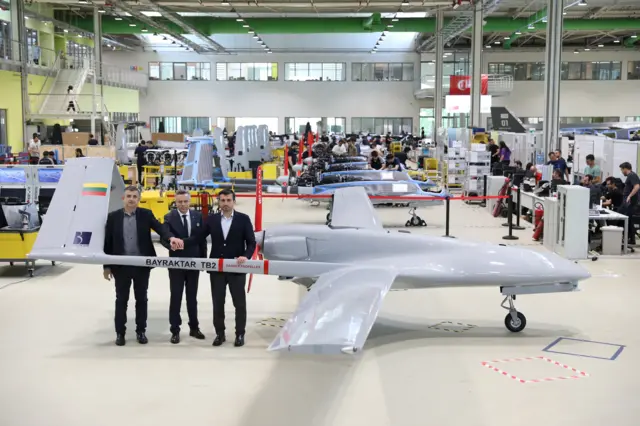 Летом 2022 года жители Литвы собрали деньги для передачи беспилотника Bayraktar TB-2 украинской армии. Украина активно использует такие дроны во время войны