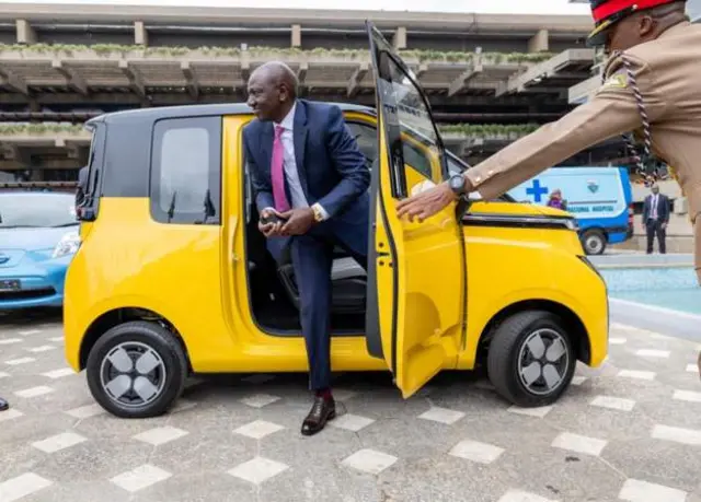 Onyeisiala mba Kenya bụ William Rute oge ọ bịara ọgbakọ ahụ