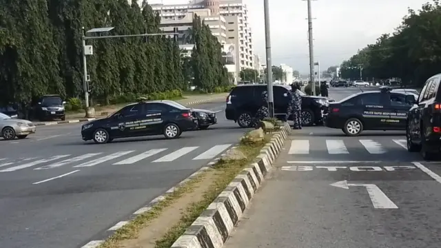 Ndị ọrụ nchekwa juru n'okporoụzọ e si aga n'ụlọikpe ahụ