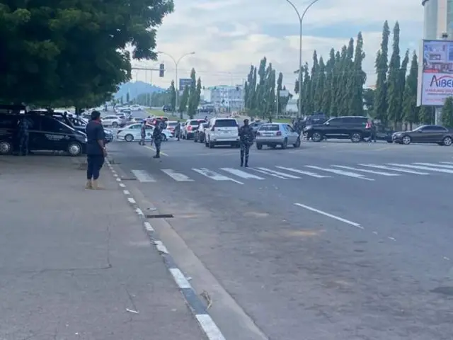 Awọn ẹṣọ ologun niwaju ile ẹjọ kotẹmilọrun l'Abuja