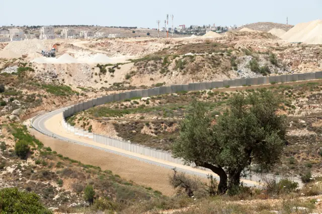 الجدار الفاصل بين الأراضي الفلسطينية والمستوطنات الإسرائيلية
