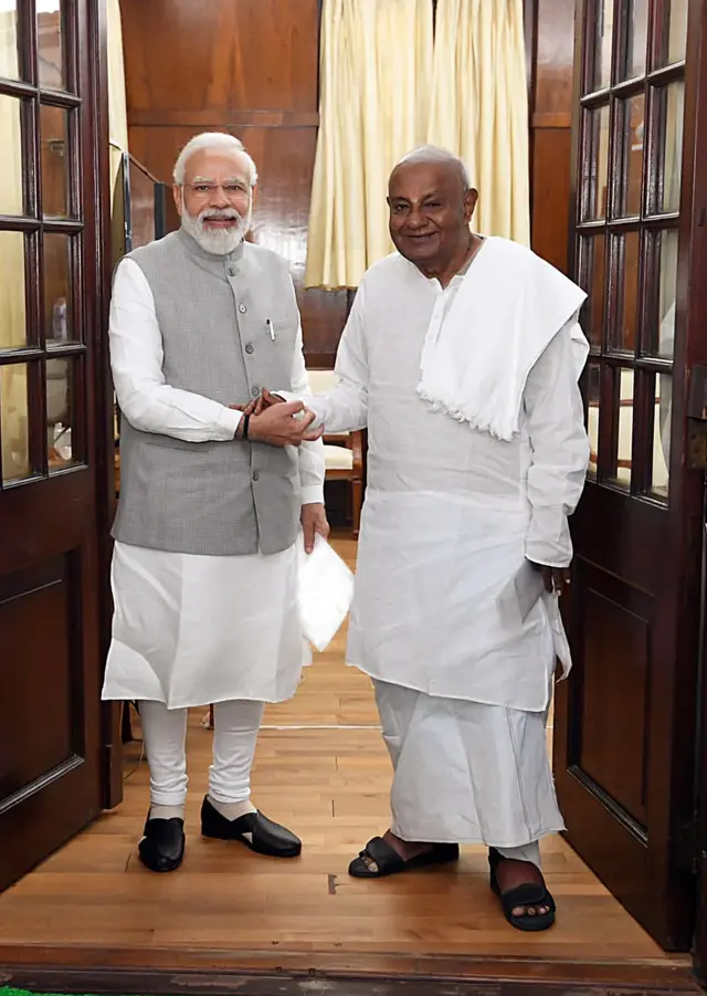 प्रधानमंत्री नरेंद्र मोदी और देवेगौड़ा की फाइल फोटो