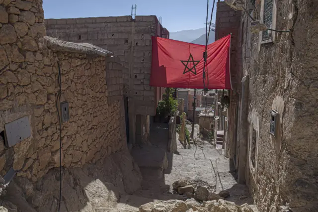 علم المغرب على إحدى البنايات