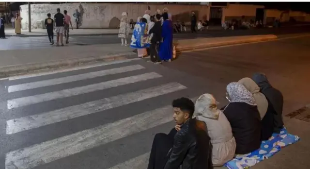بحث الناس عن الأمان في الخارج في الرباط بعد الزلزال