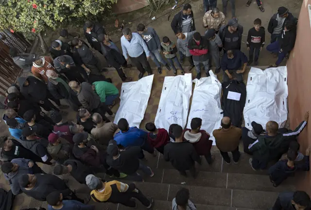 أقارب القتلى الفلسطينيين يتجمعون بالقرب من جثثهم في خان يونس