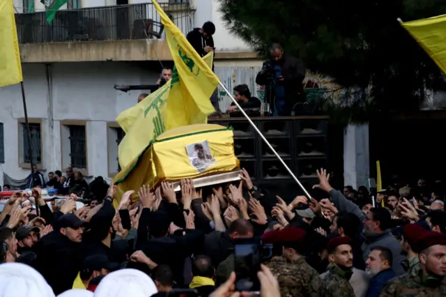 خلال تشييع جثمان القيادي في حزب الله وسام الطويل في بلدة خربة سلم