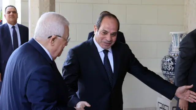 يتوجه عباس بعد اللقاء لحضور القمة الثلاثية مع الرئيس المصري عبد الفتاح السيسي والعاهل الأردني الملك عبد الله الثاني