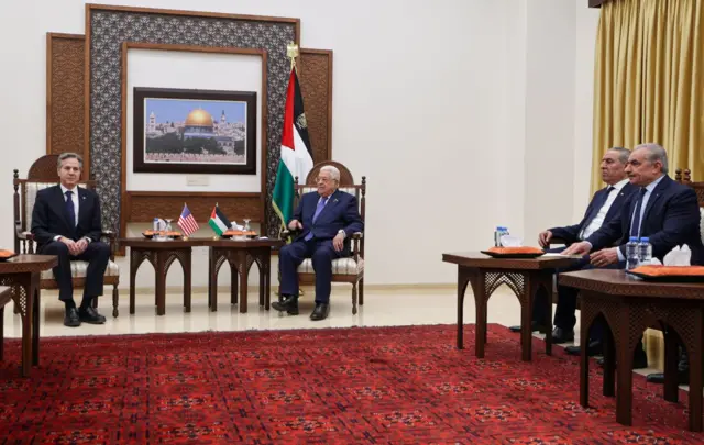 بلينكن يستكمل جولته الإقليمية ويلتقي الرئيس الفلسطيني محمود عباس في رام الله